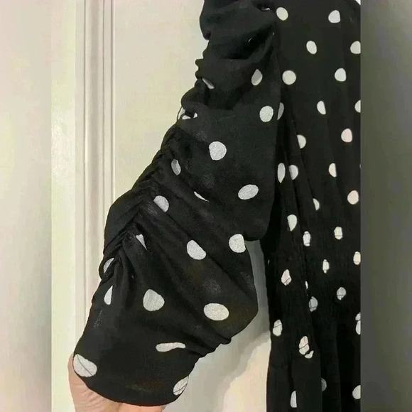 Fun polka dot dress with unique sleeves. SIZE 14 (E108) - Picture 4 of 7